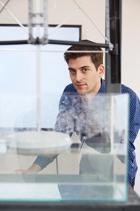 Саймон Крюнер показывает Герману Роблу, как работает преобразователь энергии волны SINN.