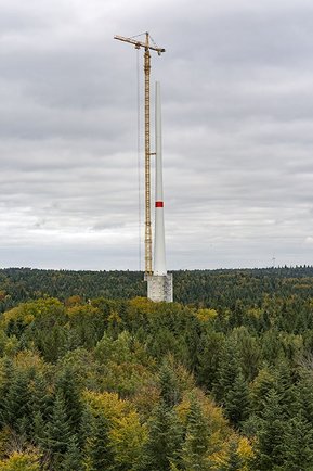 Строительство ветрогенератора. Верхний край лопасти ветряка достигает отметки 246,5 м