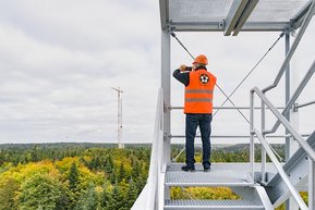 LAPP поставляет кабели для мачты ветряка Андреас Мюллер, руководитель направления ветроэнергетики LAPP фотографирует масштабную стройку ветряной электростанции.