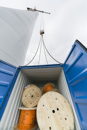 Кабели поднимают на мачту Кабель для ветряка поднимают на вершину мачты