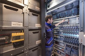 Отдельные модули аккумулятора подключены одножильными кабелям Lapp Group