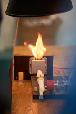 Световая дуга не гаснет сама по себе, как это было при переменном токе Световая дуга не гаснет сама по себе, как это было при переменном токе