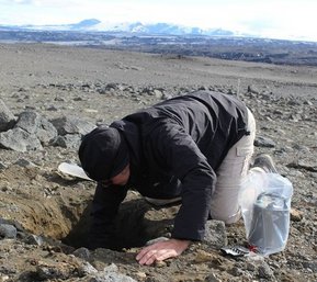 Участник команды Мартина Мёлльхоффа во время установки сейсмометра.